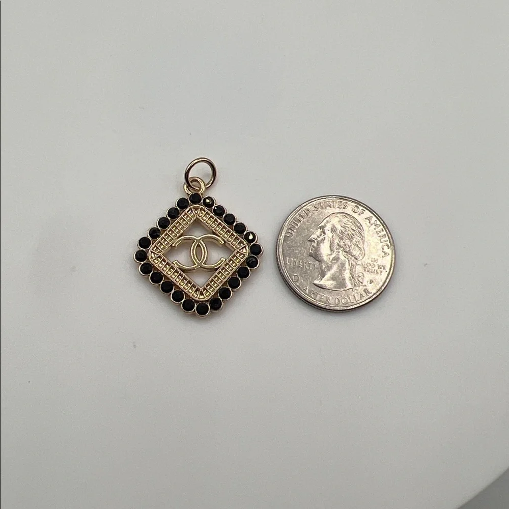 1111. Elegant Gold and Black Crystal Charm - Picture 2 of 3